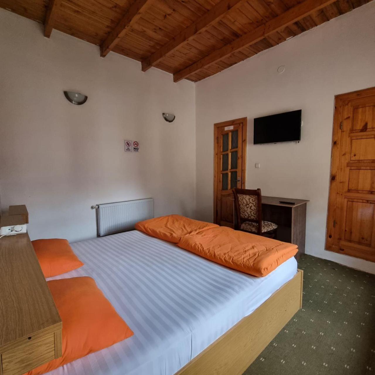 Sim Sim Hostel & Guest House Near The Church Samarkand Exterior photo